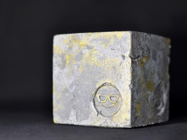 Cube empreinte - emoticones - béton doré
