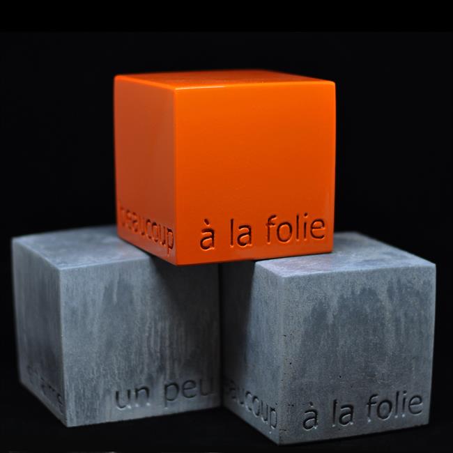 cube empreinte béton et résine orange