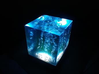 Lampe cube en résine crystal, bleu ébullition, gravure texte
Embase lumineuse en acier couleur noire.