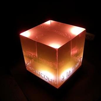 Lampe cube en résine crystal, rouge transparent, gravure texte
Embase lumineuse en acier couleur noire.