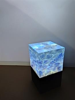 cube résine fractale givrée sur socle lumineux